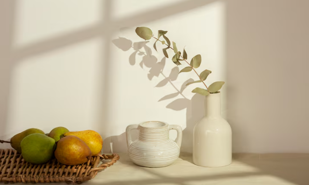 미니멀한 도자기 화병과 과일 인테리어 이미지