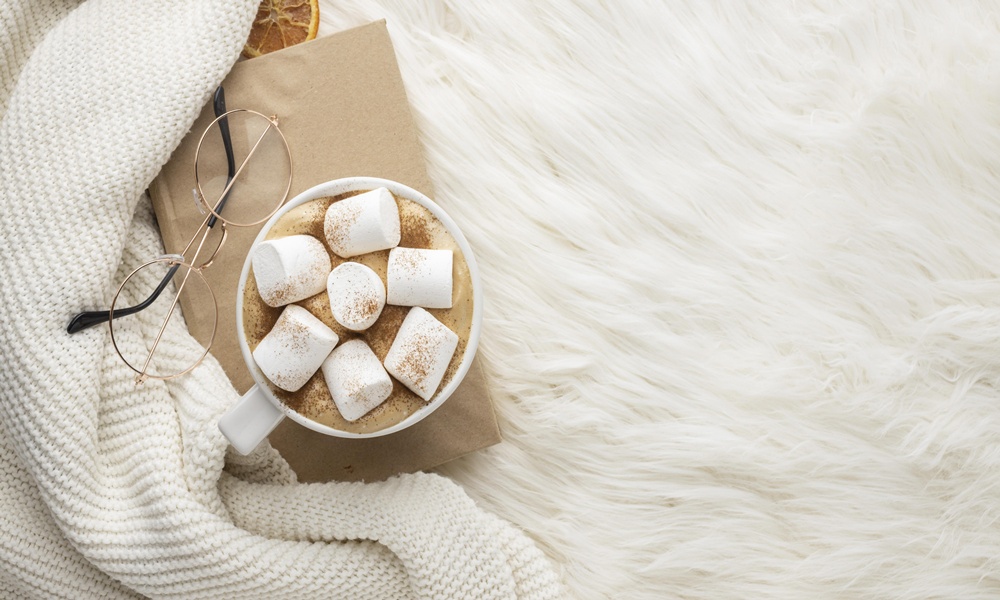 푹신한 담요 위 마시멜로 라떼 감성 이미지