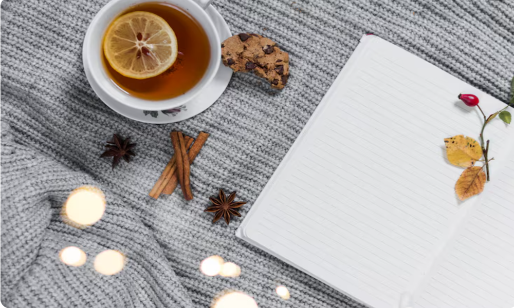 차와 노트가 놓인 따뜻한 겨울 분위기 이미지