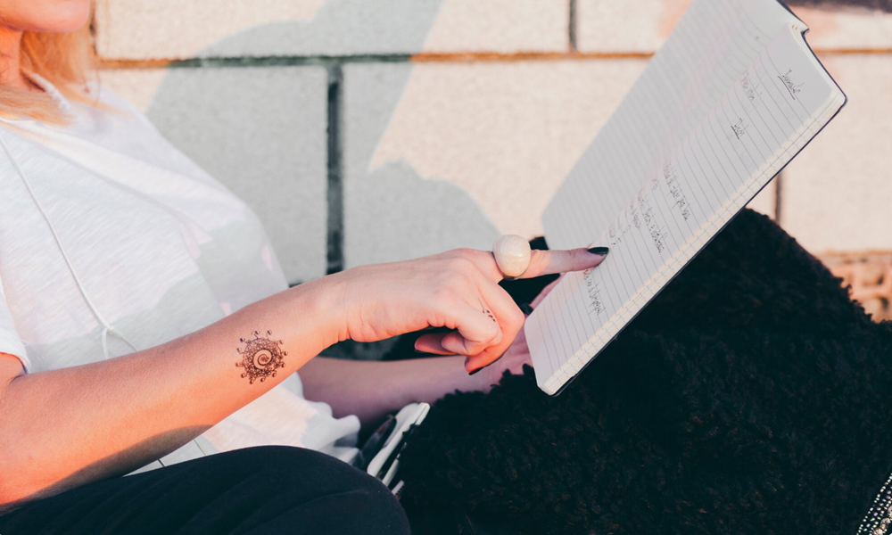 노트를 보며 아이디어를 정리하는 야외 글쓰기 이미지