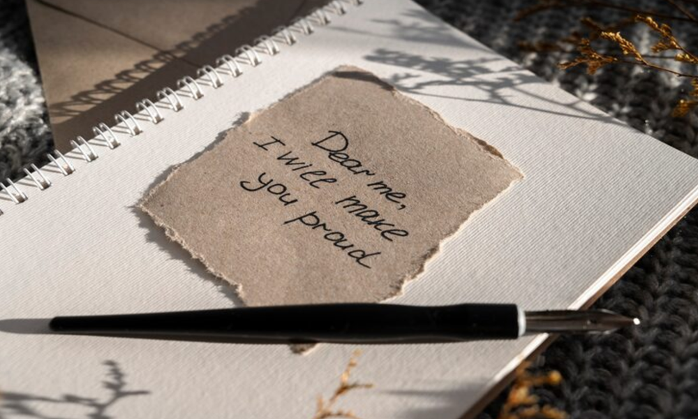 ‘Dear me’ 문구가 적힌 다이어리와 만년필 이미지