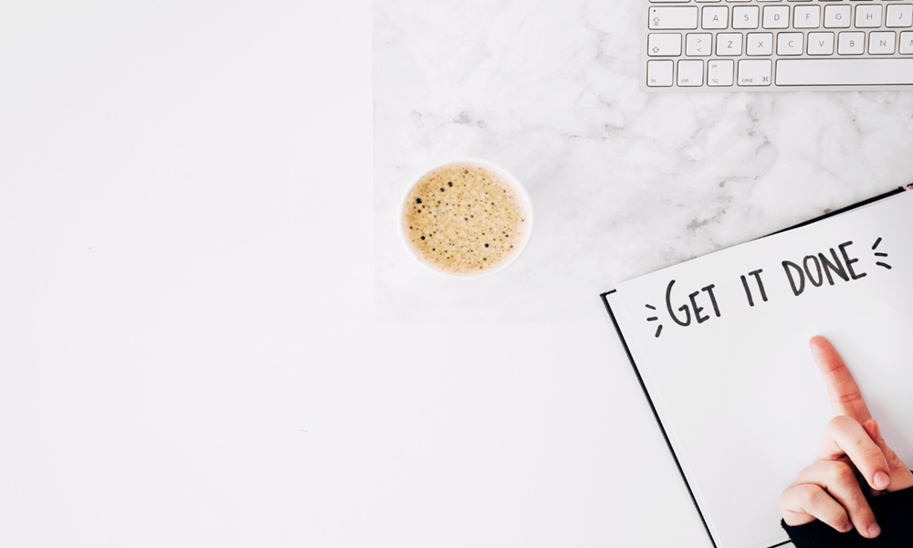 노트와 커피가 있는 미니멀한 작업 공간 이미지