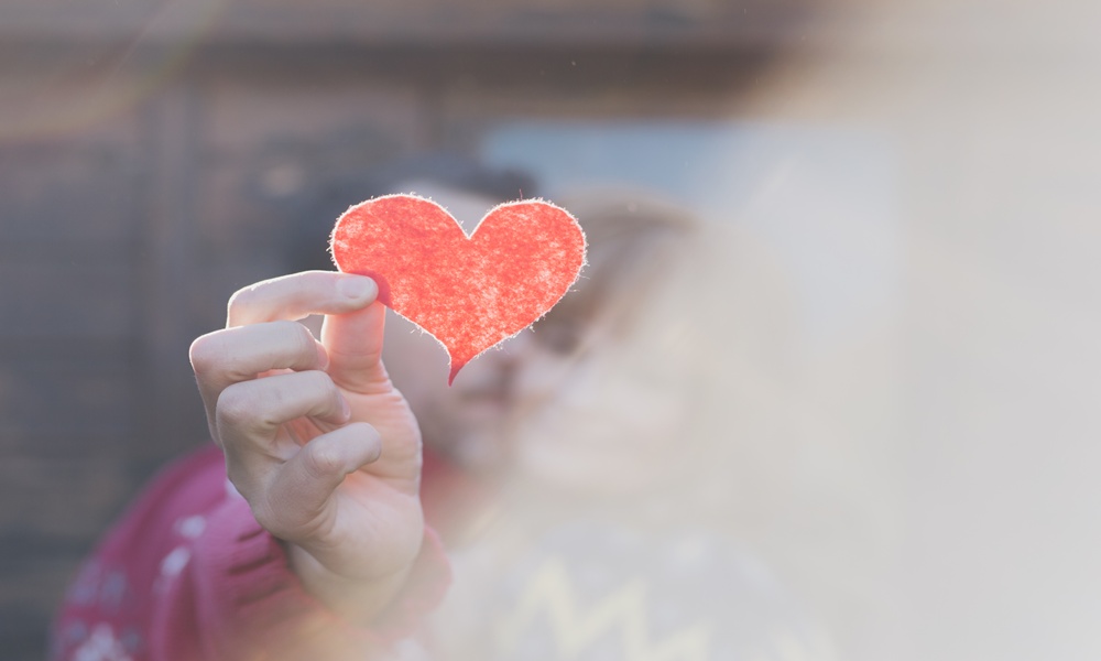 손에 하트 종이를 든 따뜻한 감성 이미지
