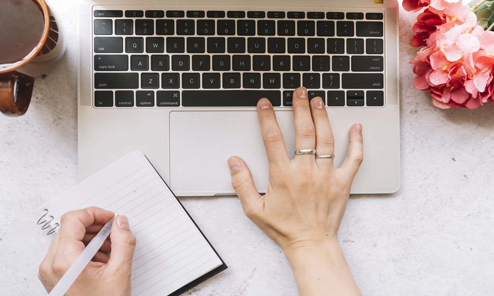 노트북과 메모장 작업 공간 이미지