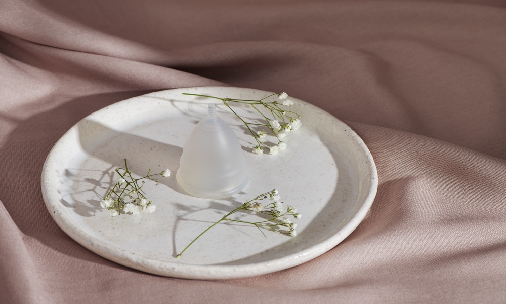 미니멀한 접시와 안개꽃 이미지
