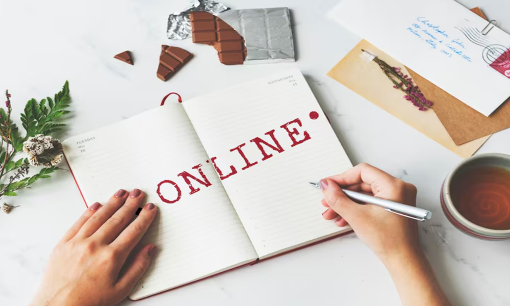다이어리에 ‘ONLINE’을 쓰는 감성적인 글쓰기 장면 이미지