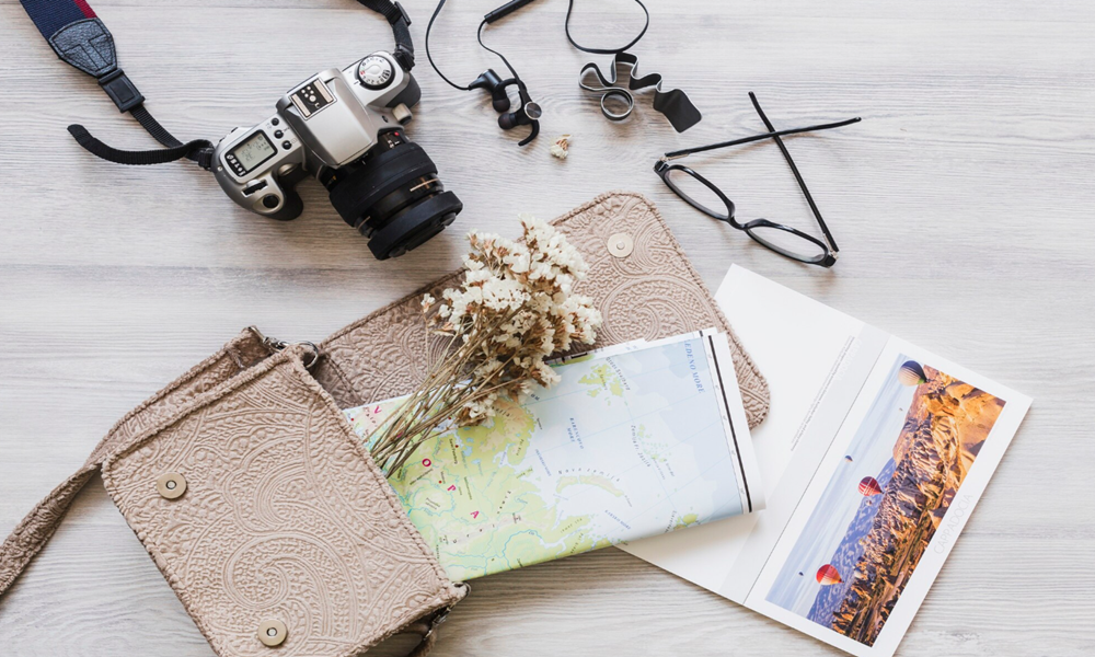 카메라와 지도, 안경이 놓인 여행 준비 테이블 이미지