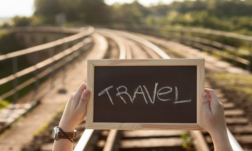 여행을 알리는 보드와 철길 이미지