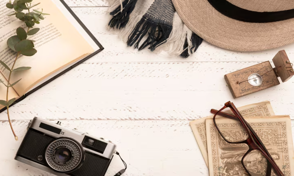 책과 카메라, 모자, 나침반이 놓인 빈티지 여행 소품 이미지