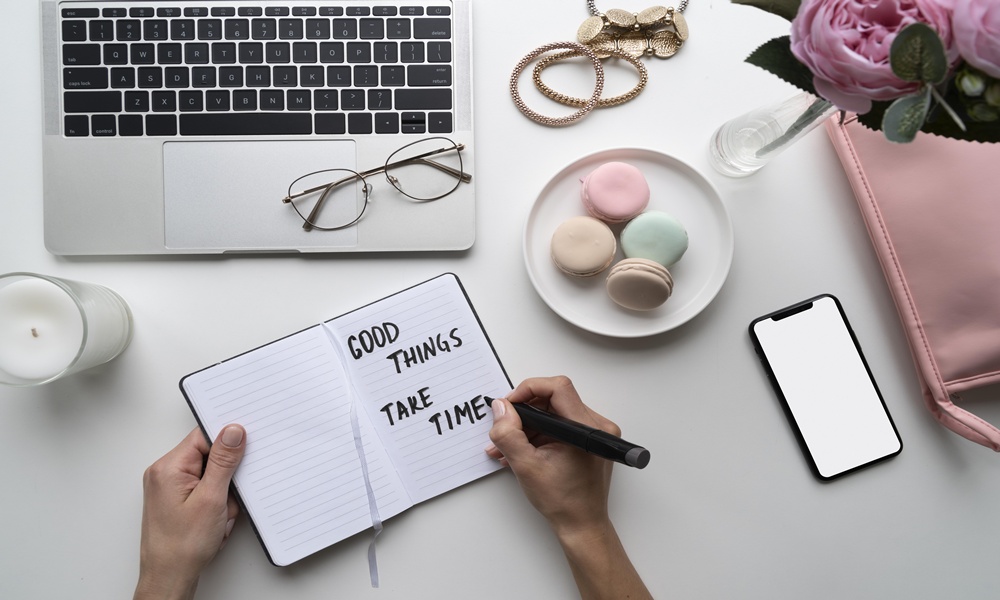 노트북과 다이어리 작업 공간 이미지